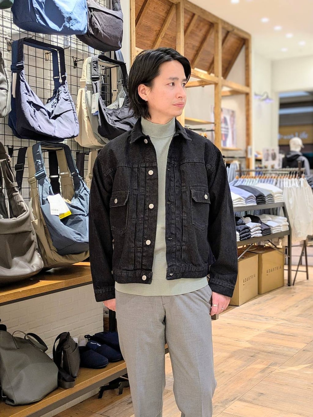 グレー系のその他シューズ、ブラック系のデニムジャケット、グレー系のスラックスを着用したメンズの春コーディネートの3枚目の写真