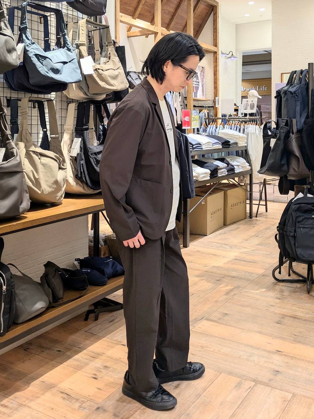 グレー系のTシャツ/カットソー、その他のその他シューズ、ブラウン系のその他パンツを着用したメンズの春コーディネートの3枚目の写真