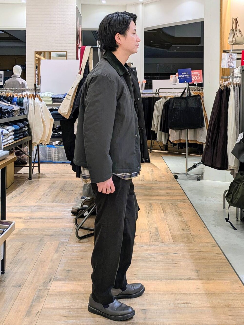 ベージュ系のシャツ/ブラウス、ブラウン系のその他パンツ、グリーン系のブルゾンを着用したメンズの秋コーディネートの2枚目の写真