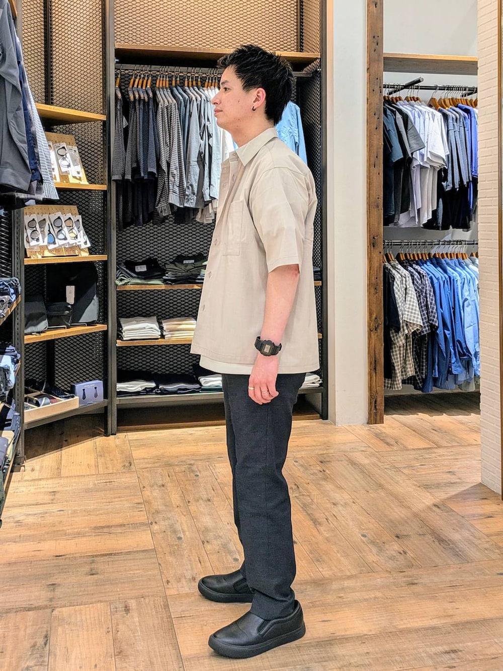 「GLOBAL WORK、URBAN SLACKS_GLOBAL WORK、カジュアル、アーバンスラックス_GLOBAL WORK、普通_GLOBAL WORK、ベーシック/シンプル、大人カジュアル、きれいめカジュアル、シャツ、シャツスタイル、スニーカー、スラックス、夏コーデ」｜「GLOBAL WORKのアーバンデニムスラックスAIR/287567（デニムパンツ、ブルー系）」を使った、もりもんさん（メンズ・171cm）の夏コーディネートの2枚目の写真