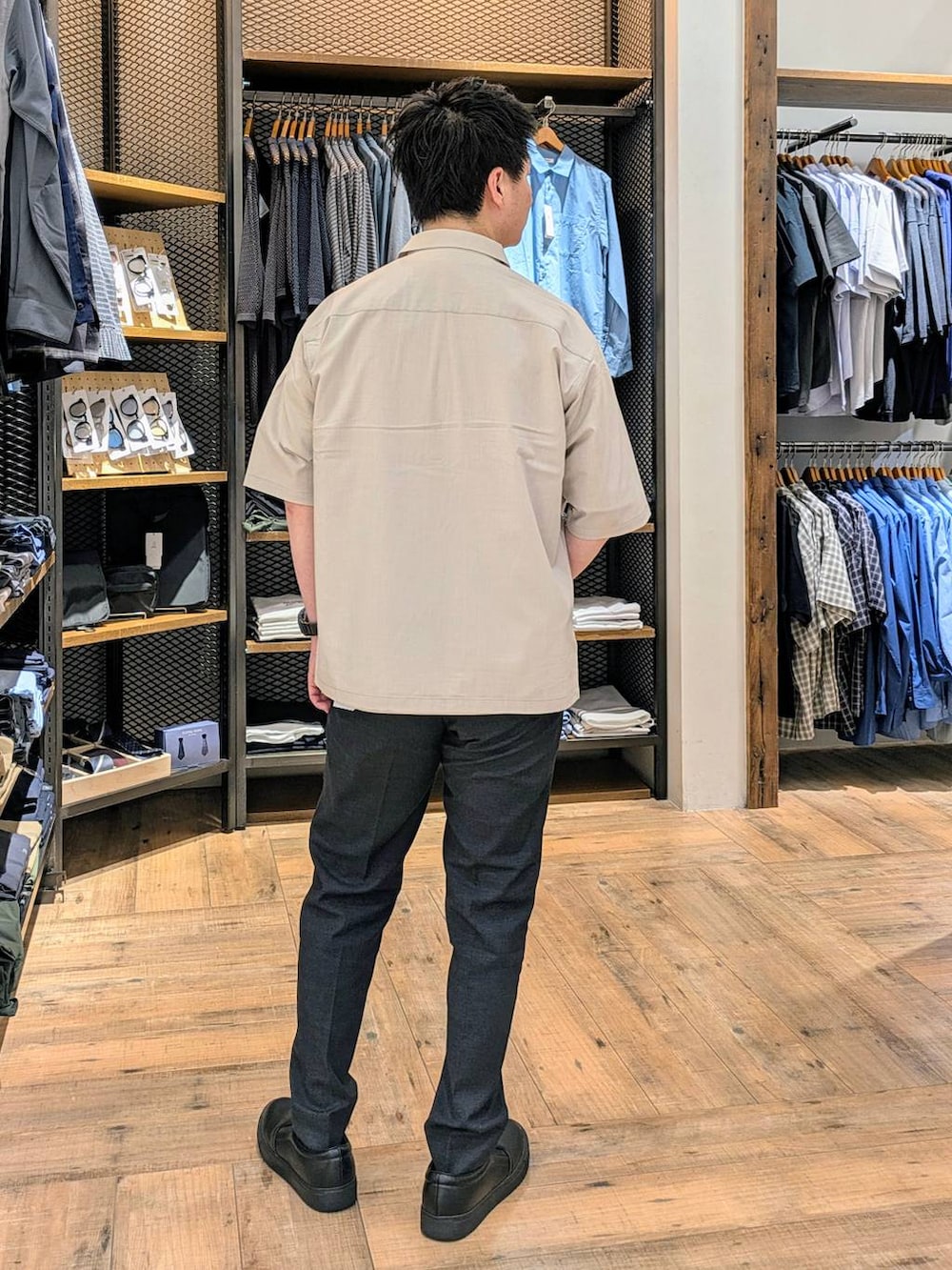 「GLOBAL WORK、URBAN SLACKS_GLOBAL WORK、カジュアル、アーバンスラックス_GLOBAL WORK、普通_GLOBAL WORK、ベーシック/シンプル、大人カジュアル、きれいめカジュアル、シャツ、シャツスタイル、スニーカー、スラックス、夏コーデ」｜「GLOBAL WORKのアーバンデニムスラックスAIR/287567（デニムパンツ、ブルー系）」を使った、もりもんさん（メンズ・171cm）の夏コーディネートの3枚目の写真