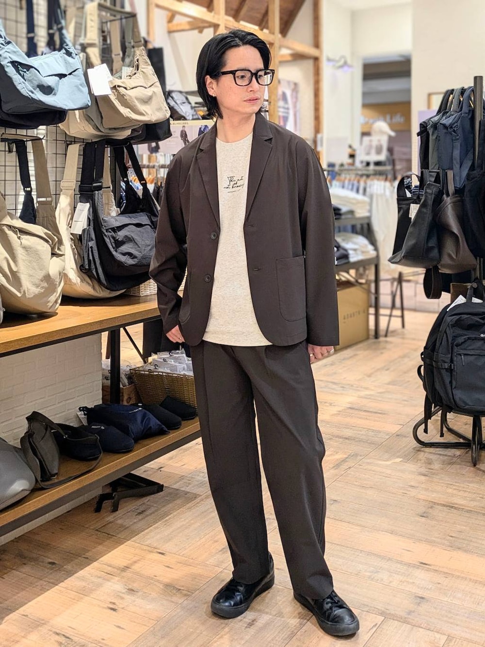 グレー系のTシャツ/カットソー、その他のその他シューズ、ブラウン系のその他パンツを着用したメンズの春コーディネートの2枚目の写真