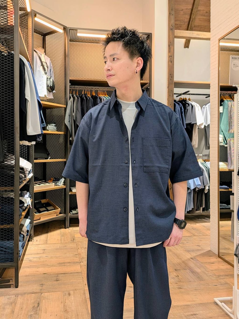 「ベーシック/シンプル、カジュアル、普通_GLOBAL WORK、GLOBAL WORK、シャツ、シャツスタイル、ワイドパンツ、デニムパンツ、デニムシャツ、夏コーデ、ストリート」｜「GLOBAL WORKのライトクッションクール/レイヤー/半袖/288085（スウェット、グレー系）」を使った、もりもんさん（メンズ・171cm）の春コーディネートの4枚目の写真