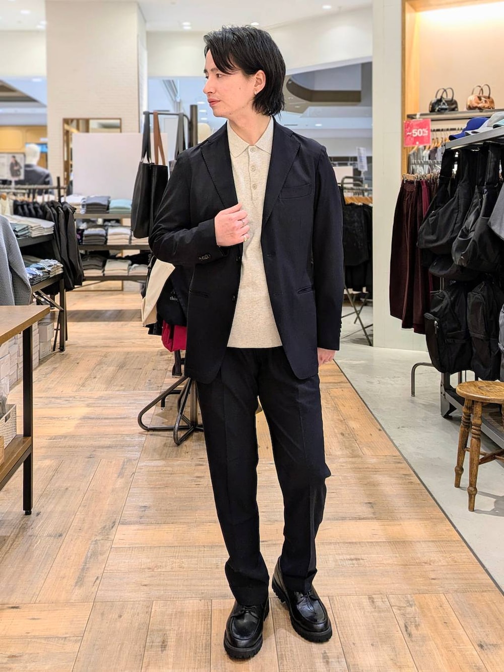 ブラック系のその他シューズ、ブルー系のテーラードジャケット、ブルー系のスラックスを着用したメンズの冬コーディネートの3枚目の写真