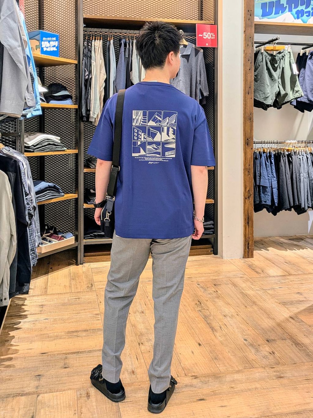 「ベーシック/シンプル、カジュアル、アーバンスラックス_GLOBAL WORK、普通_GLOBAL WORK、GLOBAL WORK、URBAN SLACKS_GLOBAL WORK、シンプルコーデ、Tシャツ、セールコーデ、ショルダーバッグ、スラックス、サンダル」｜「GLOBAL WORKのアソートZIPポケットショルダー/243972（ショルダーバッグ、ブルー系）」を使った、もりもんさん（メンズ・171cm）の夏コーディネートの2枚目の写真