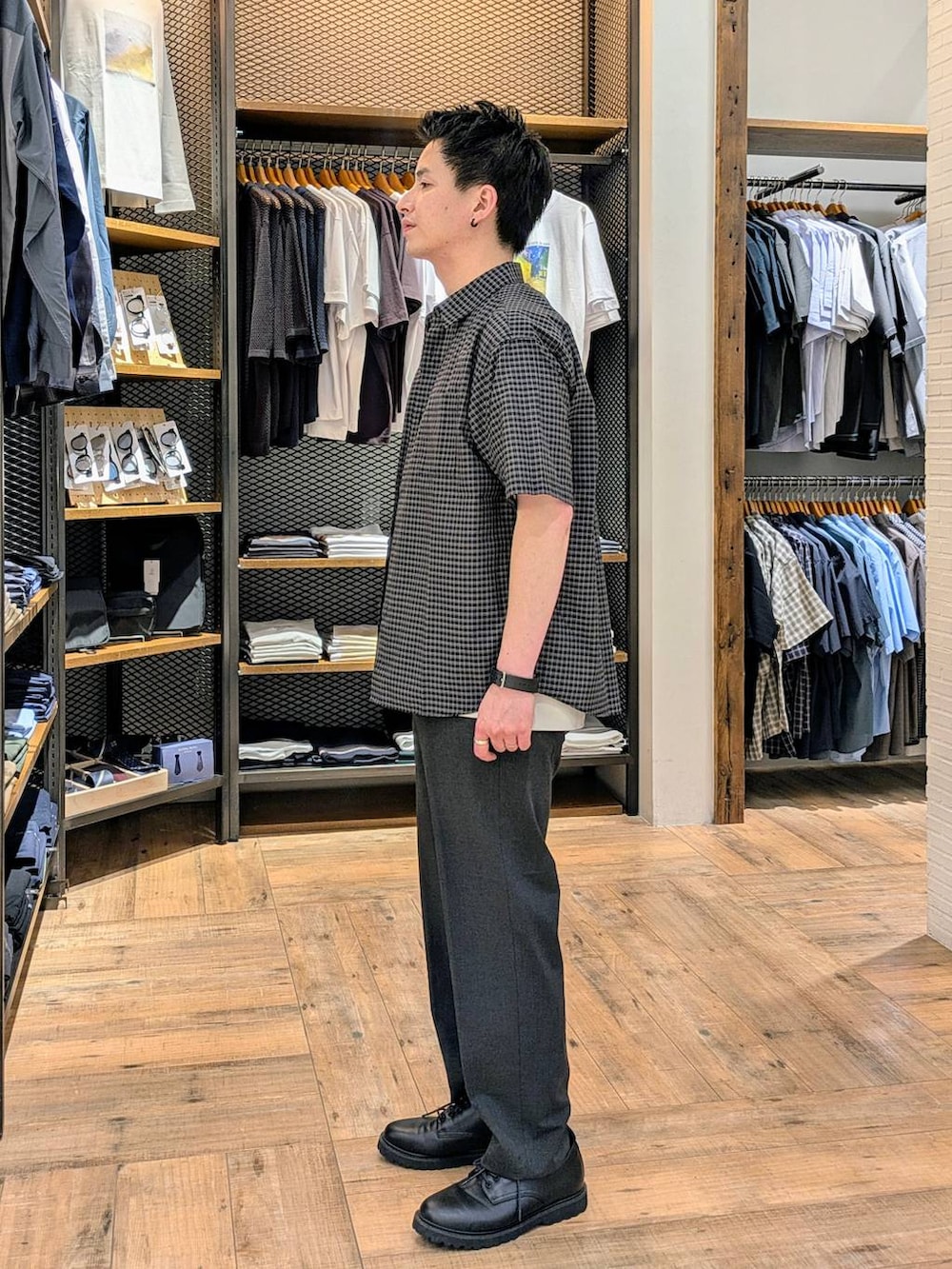「ベーシック/シンプル、きれいめ、カジュアル、普通_GLOBAL WORK、GLOBAL WORK、アーバンスラックス_GLOBAL WORK、URBAN SLACKS_GLOBAL WORK、シャツ、シャツスタイル、シアートップス、Tシャツ、夏コーデ、モノトーン、ブラックコーデ、大人カジュアル」｜「GLOBAL WORKの※快適サマ－シャツ/シアー/287587（シャツ/ブラウス、ブラック系）」を使った、もりもんさん（メンズ・171cm）の春コーディネートの2枚目の写真