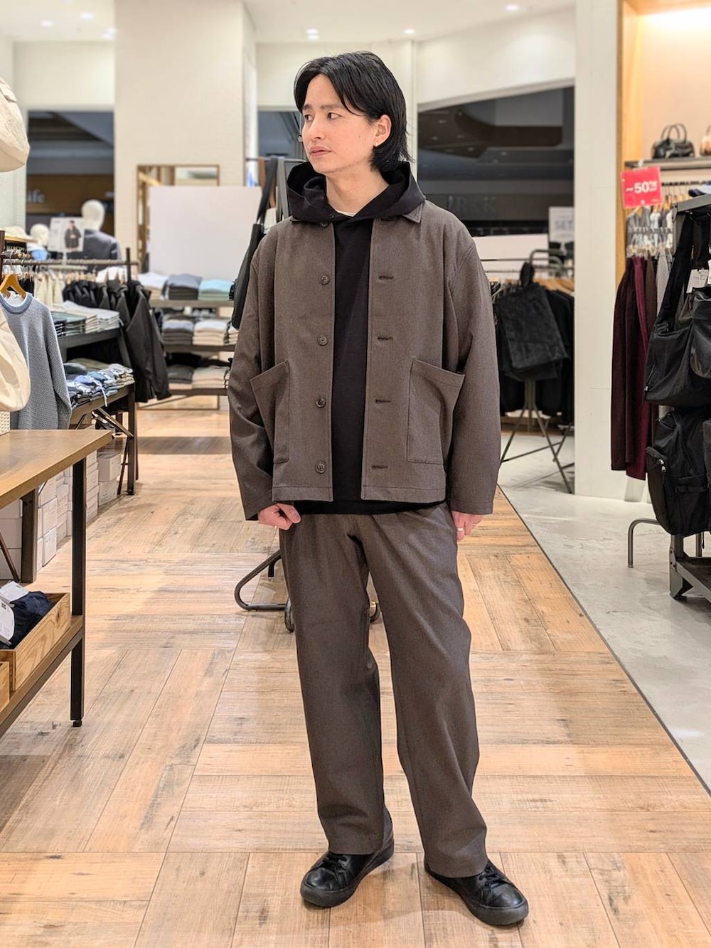 ブラウン系のその他パンツ、ブラウン系のシャツ/ブラウス、その他のその他シューズを着用したメンズの冬コーディネートの3枚目の写真