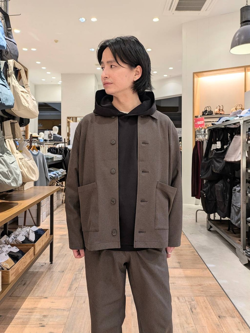 ブラウン系のその他パンツ、ブラウン系のシャツ/ブラウス、その他のその他シューズを着用したメンズの冬コーディネートの4枚目の写真