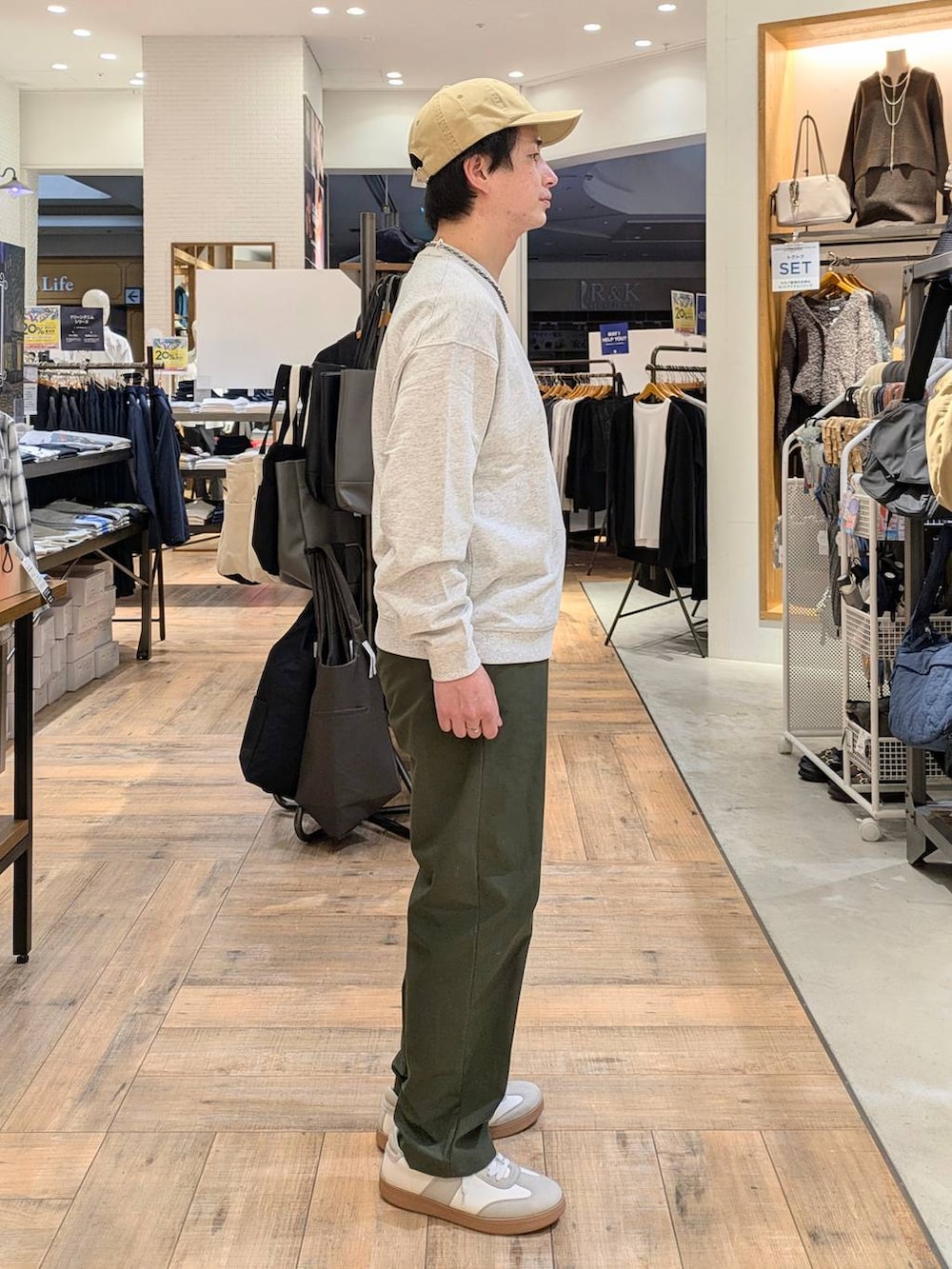 ベージュ系のスニーカー、グレー系のスウェット、グリーン系のその他パンツを着用したメンズの秋コーディネートの2枚目の写真