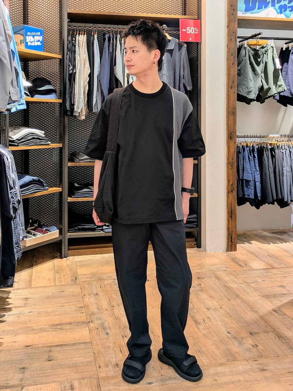 「GLOBAL WORK、シンプルコーデ、ブラックコーデ、サンダル、ソックス、ショルダーバッグ、モノトーン、ストリート、普通_GLOBAL WORK、ベーシック/シンプル、カジュアル」｜「GLOBAL WORKの撥水ライトショルダーS/252339（ショルダーバッグ、ブラック系）」を使った、もりもんさん（メンズ・171cm）の夏コーディネートの2枚目の写真