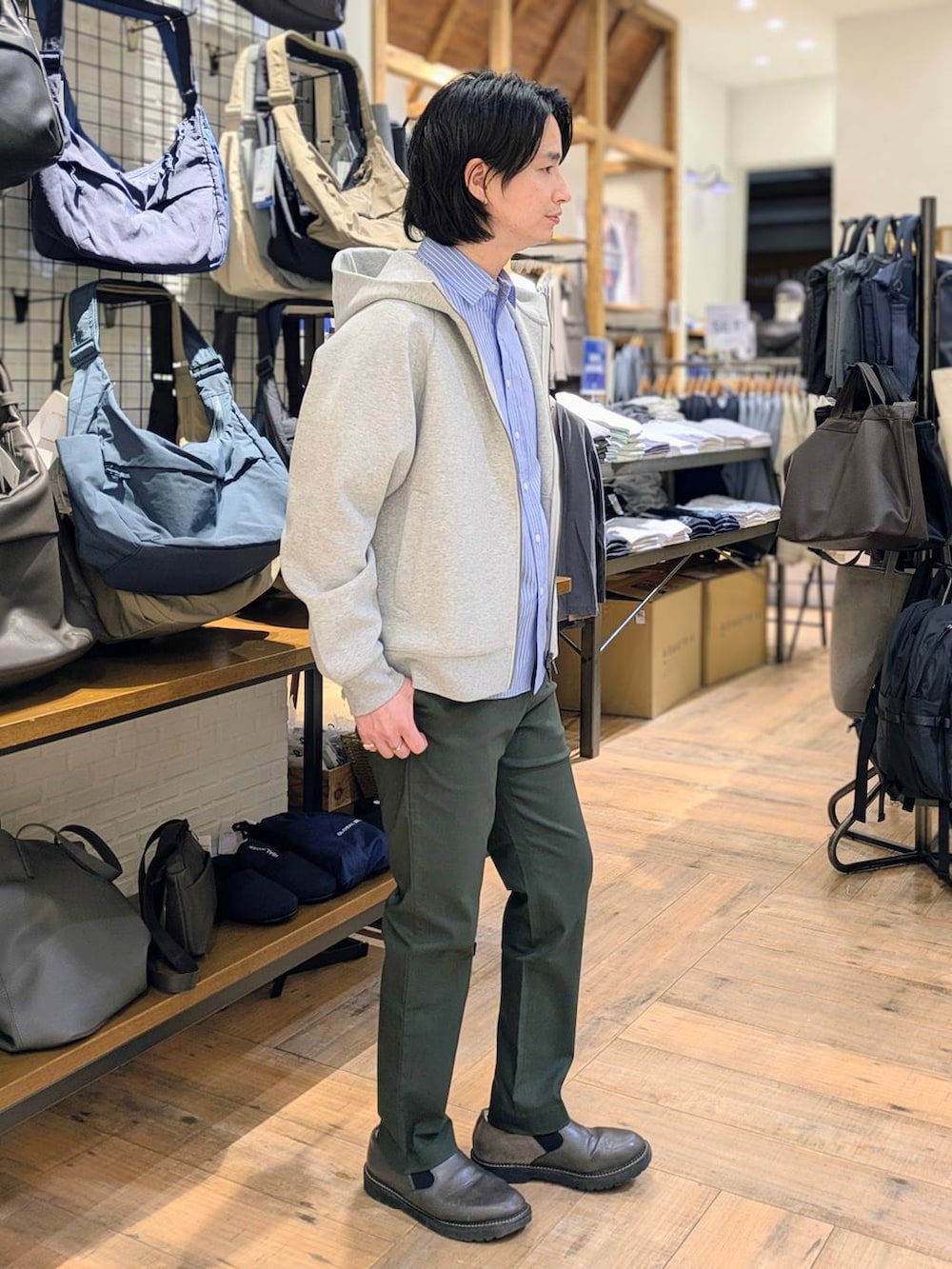 グレー系のその他シューズ、ブルー系のシャツ/ブラウス、グリーン系のその他パンツを着用したメンズの春コーディネートの2枚目の写真