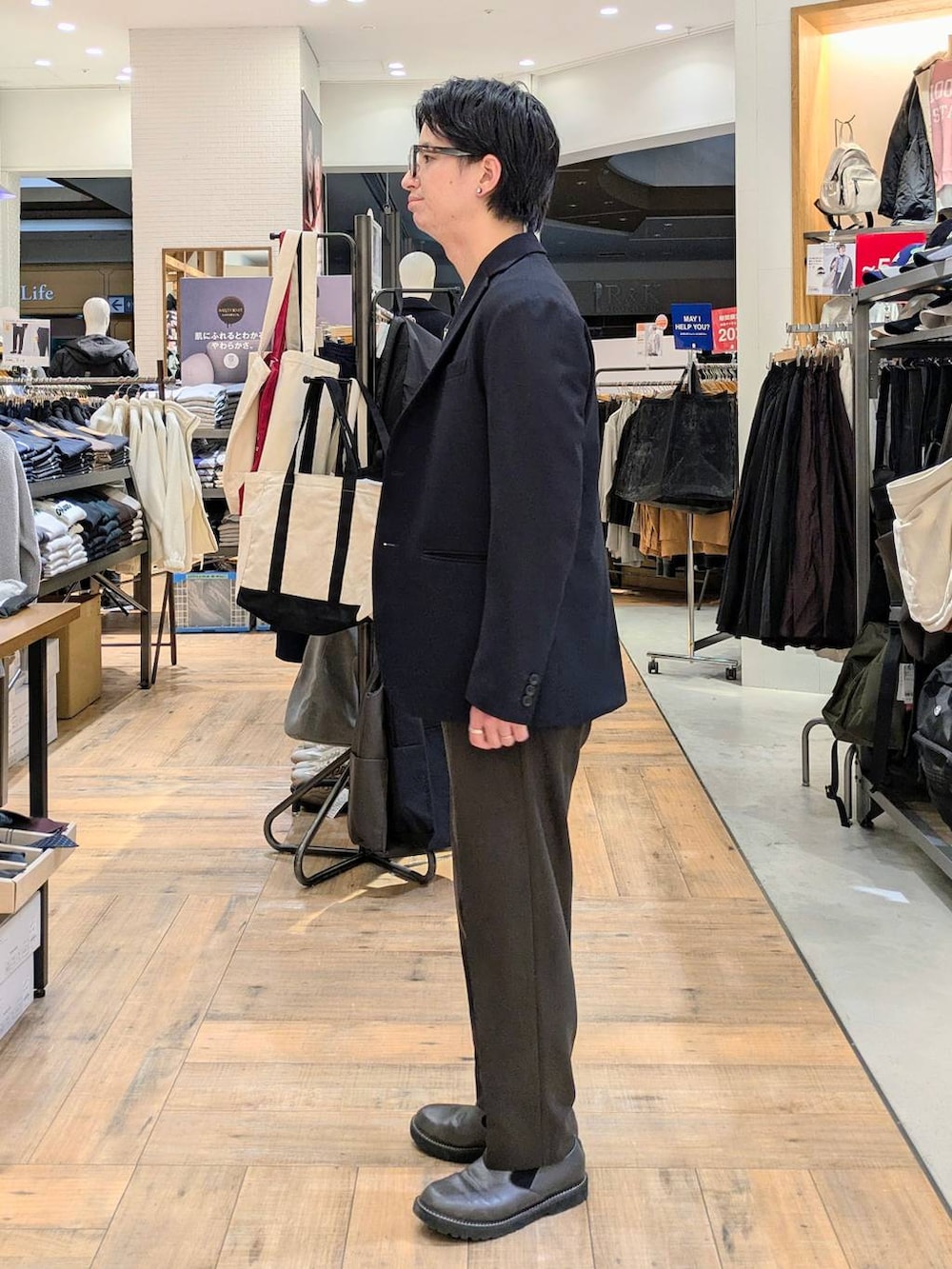 ホワイト系のニット/セーター、ブラウン系のスラックス、ブルー系のテーラードジャケットを着用したメンズの冬コーディネートの2枚目の写真