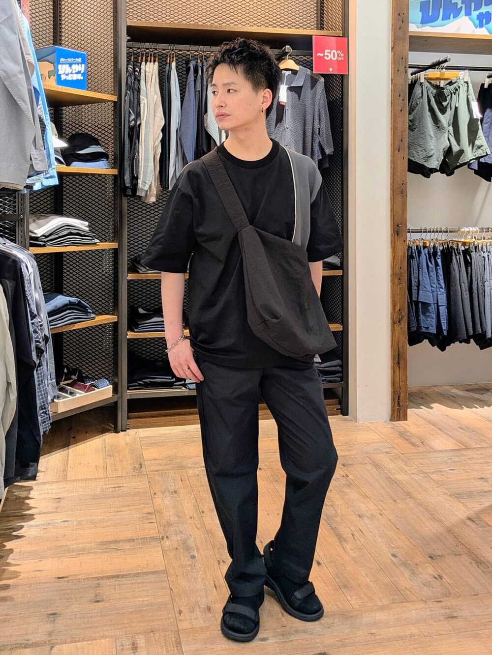 「GLOBAL WORK、シンプルコーデ、ブラックコーデ、サンダル、ソックス、ショルダーバッグ、モノトーン、ストリート、普通_GLOBAL WORK、ベーシック/シンプル、カジュアル」｜「GLOBAL WORKの撥水ライトショルダーS/252339（ショルダーバッグ、ブラック系）」を使った、もりもんさん（メンズ・171cm）の夏コーディネートの4枚目の写真