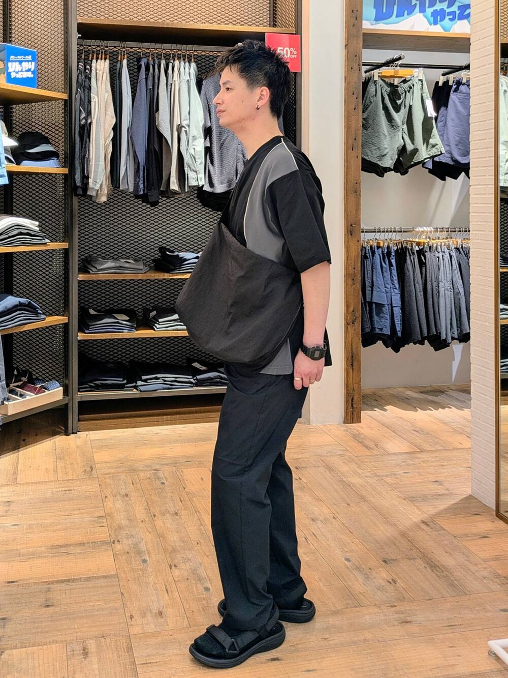 「GLOBAL WORK、シンプルコーデ、ブラックコーデ、サンダル、ソックス、ショルダーバッグ、モノトーン、ストリート、普通_GLOBAL WORK、ベーシック/シンプル、カジュアル」｜「GLOBAL WORKの撥水ライトショルダーS/252339（ショルダーバッグ、ブラック系）」を使った、もりもんさん（メンズ・171cm）の夏コーディネートの3枚目の写真