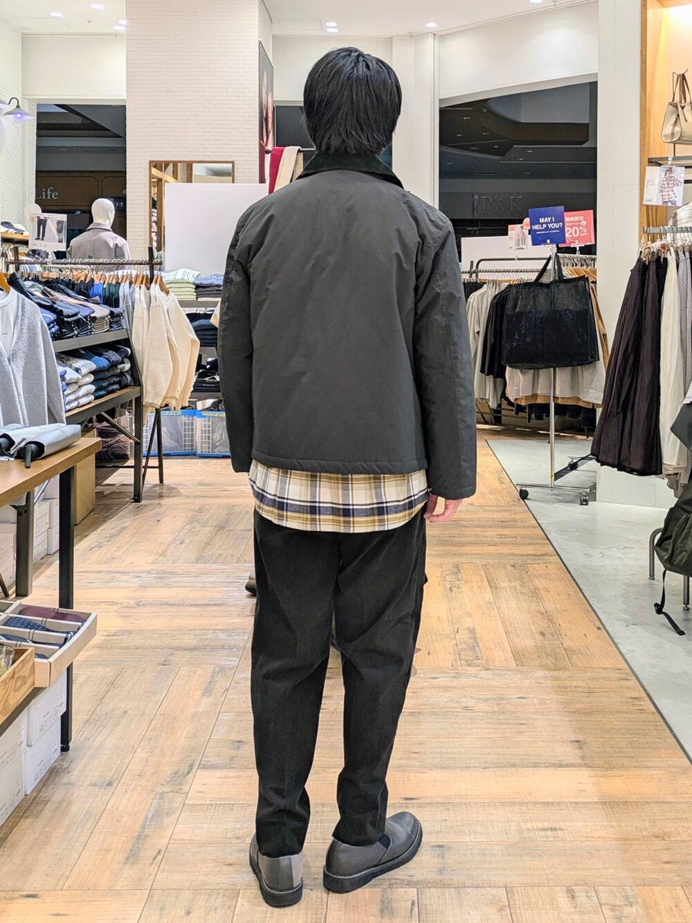 ベージュ系のシャツ/ブラウス、ブラウン系のその他パンツ、グリーン系のブルゾンを着用したメンズの秋コーディネートの3枚目の写真