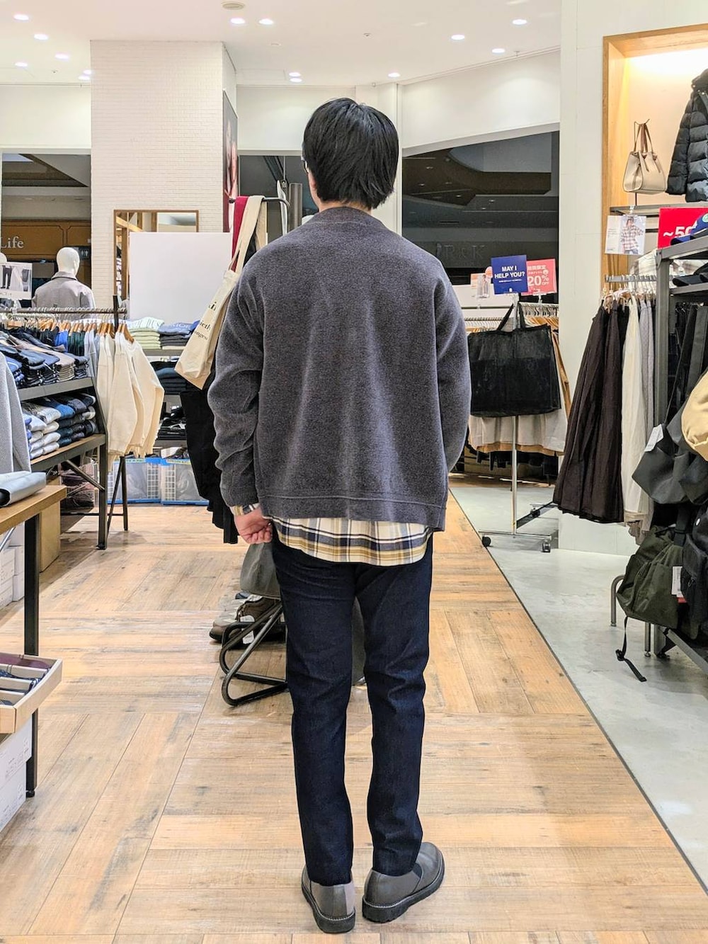 ベージュ系のシャツ/ブラウス、ブルー系のその他パンツ、グレー系のカーディガン/ボレロを着用したメンズの秋コーディネートの3枚目の写真