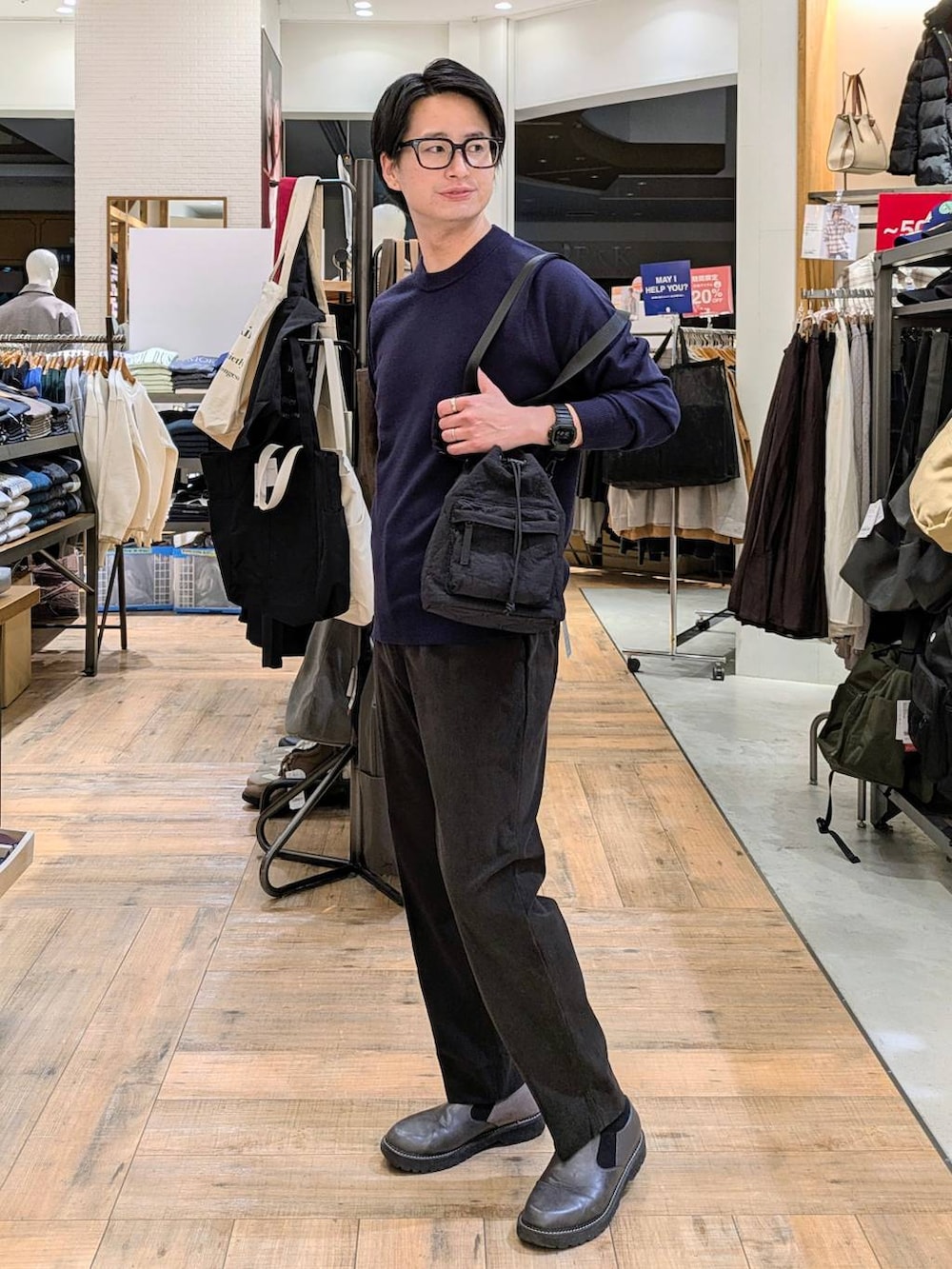 ブルー系のニット/セーター、ブラウン系のその他パンツ、ブラック系のショルダーバッグを着用したメンズの秋コーディネートの2枚目の写真