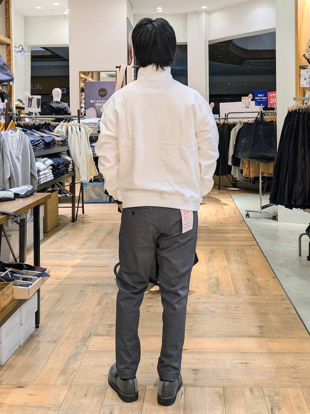 グレー系のその他パンツ、ホワイト系のスウェットを着用したメンズの秋コーディネートの3枚目の写真