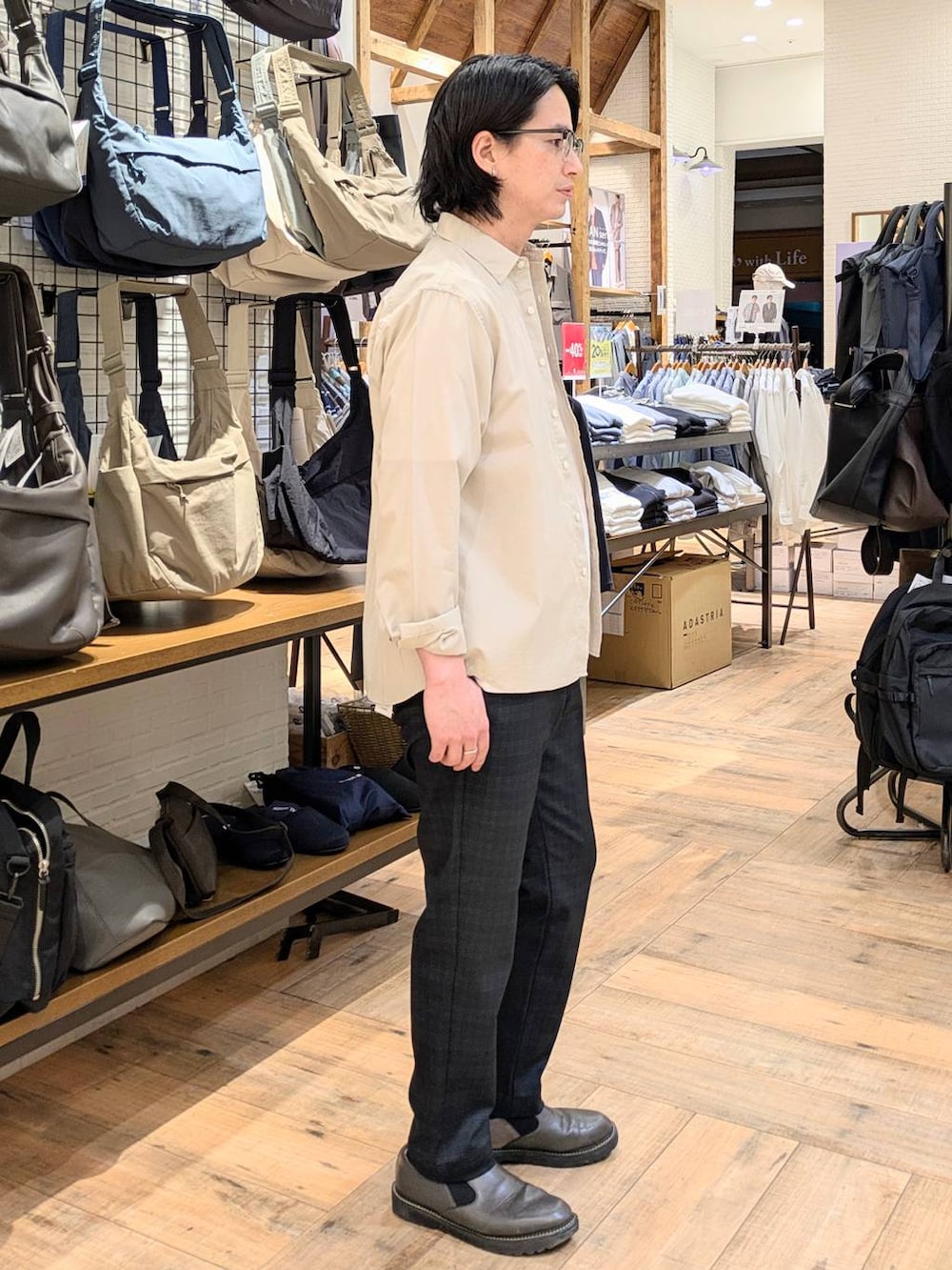 ベージュ系のシャツ/ブラウス、ブルー系のその他パンツ、ホワイト系のTシャツ/カットソーを着用したメンズの春コーディネートの3枚目の写真