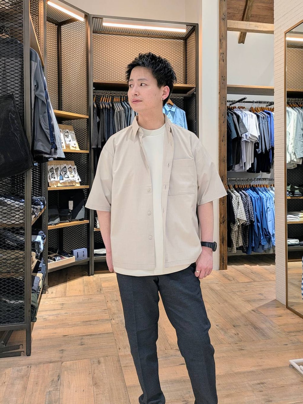 「GLOBAL WORK、URBAN SLACKS_GLOBAL WORK、カジュアル、アーバンスラックス_GLOBAL WORK、普通_GLOBAL WORK、ベーシック/シンプル、大人カジュアル、きれいめカジュアル、シャツ、シャツスタイル、スニーカー、スラックス、夏コーデ」｜「GLOBAL WORKのアーバンデニムスラックスAIR/287567（デニムパンツ、ブルー系）」を使った、もりもんさん（メンズ・171cm）の夏コーディネートの4枚目の写真