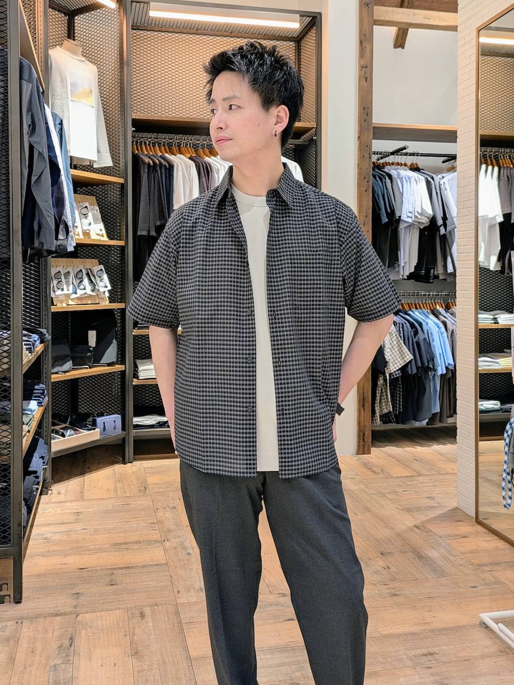 「ベーシック/シンプル、きれいめ、カジュアル、普通_GLOBAL WORK、GLOBAL WORK、アーバンスラックス_GLOBAL WORK、URBAN SLACKS_GLOBAL WORK、シャツ、シャツスタイル、シアートップス、Tシャツ、夏コーデ、モノトーン、ブラックコーデ、大人カジュアル」｜「GLOBAL WORKの※快適サマ－シャツ/シアー/287587（シャツ/ブラウス、ブラック系）」を使った、もりもんさん（メンズ・171cm）の春コーディネートの4枚目の写真