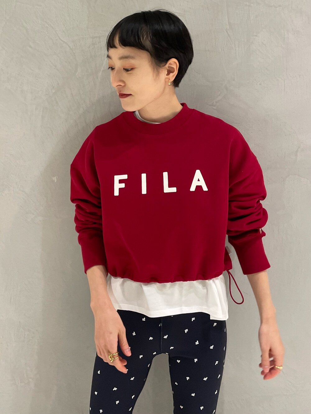 レッド系のTシャツ/カットソー、ホワイト系のTシャツ/カットソー、ブルー系のパンツを着用したレディースの冬コーディネートの4枚目の写真