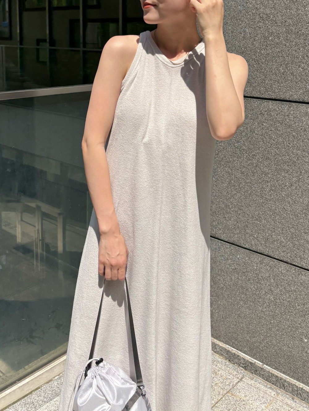 グリーン系のシャツ/ブラウス、グレー系のワンピース、グレー系のショルダーバッグを着用したレディースの夏コーディネートの3枚目の写真