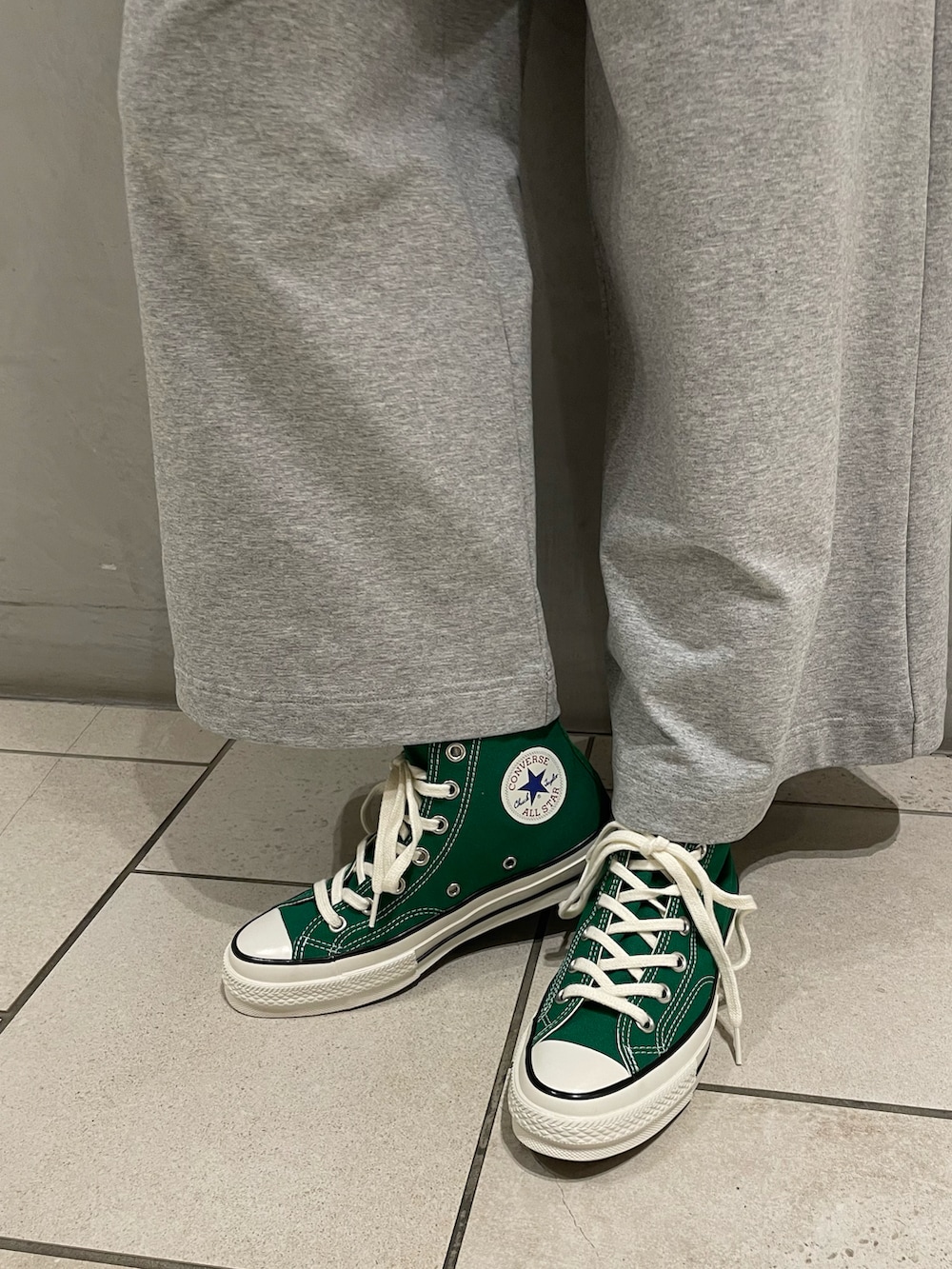 ホワイト系のTシャツ/カットソー、グレー系のつなぎ/オールインワン、ホワイト系のバックパック/リュックを着用したレディースの春コーディネートの5枚目の写真