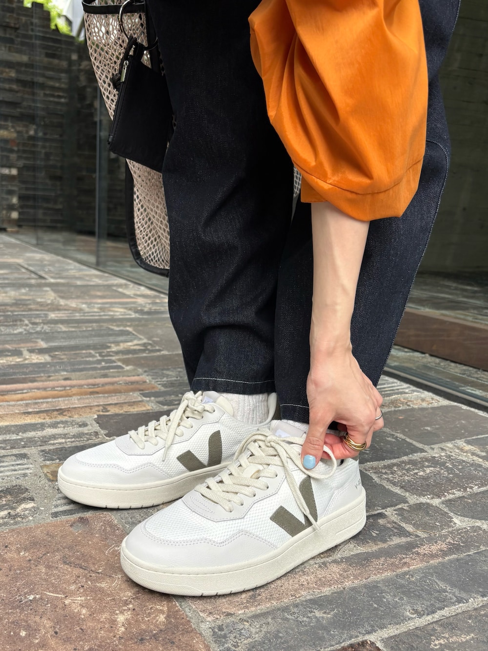 オレンジ系のシャツ/ブラウス、ブルー系のその他パンツ、その他のショルダーバッグを着用したレディースの夏コーディネートの5枚目の写真