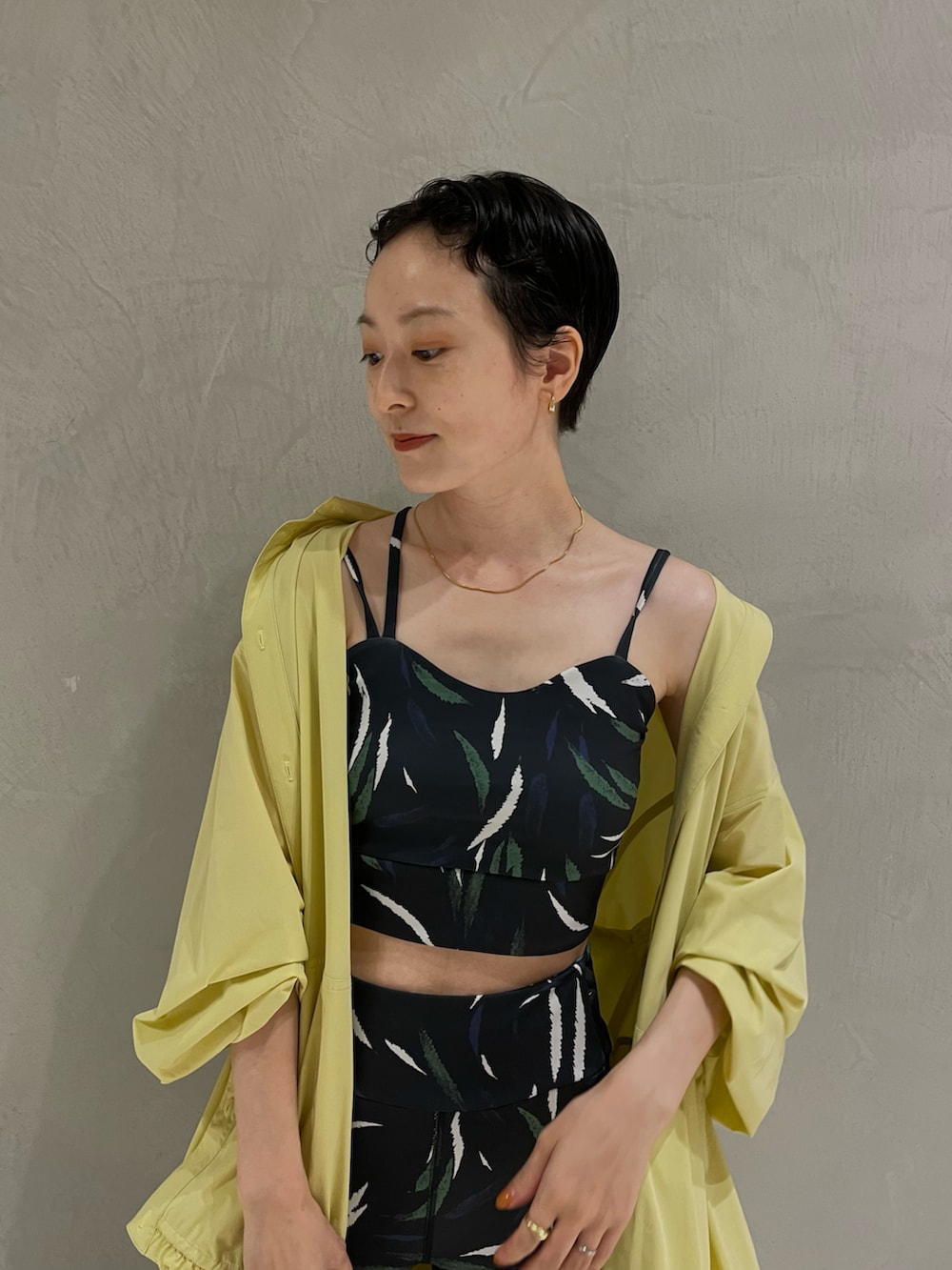 イエロー系のシャツ/ブラウス、ブルー系のTシャツ/カットソー、ブルー系のその他パンツを着用したレディースの夏コーディネートの3枚目の写真
