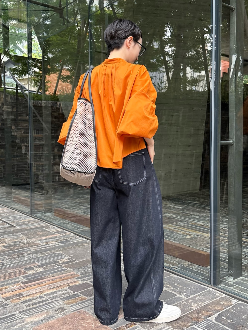 オレンジ系のシャツ/ブラウス、ブルー系のその他パンツ、その他のショルダーバッグを着用したレディースの夏コーディネートの3枚目の写真