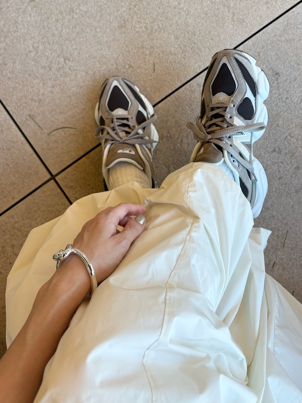 グリーン系のTシャツ/カットソー、ホワイト系のスカート、ブラウン系のスニーカーを着用したレディースの夏コーディネートの5枚目の写真