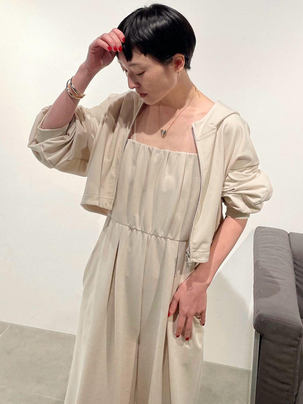 ベージュ系のつなぎ/オールインワン、レッド系のパンプス、ゴールド系のネックレスを着用したレディースの春コーディネートの5枚目の写真