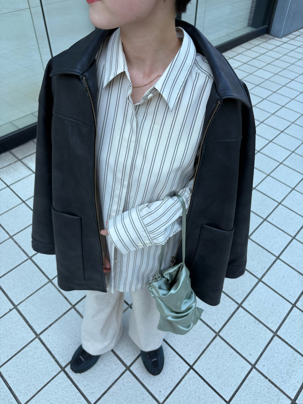 ブラック系のブルゾン、その他のシャツ/ブラウス、ベージュ系のその他パンツを着用したレディースの秋コーディネートの4枚目の写真