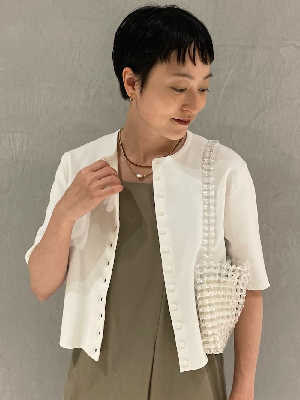 ホワイト系のカーディガン/ボレロ、その他のハンドバッグ、グリーン系のサロペット/オーバーオールを着用したレディースの夏コーディネートの3枚目の写真