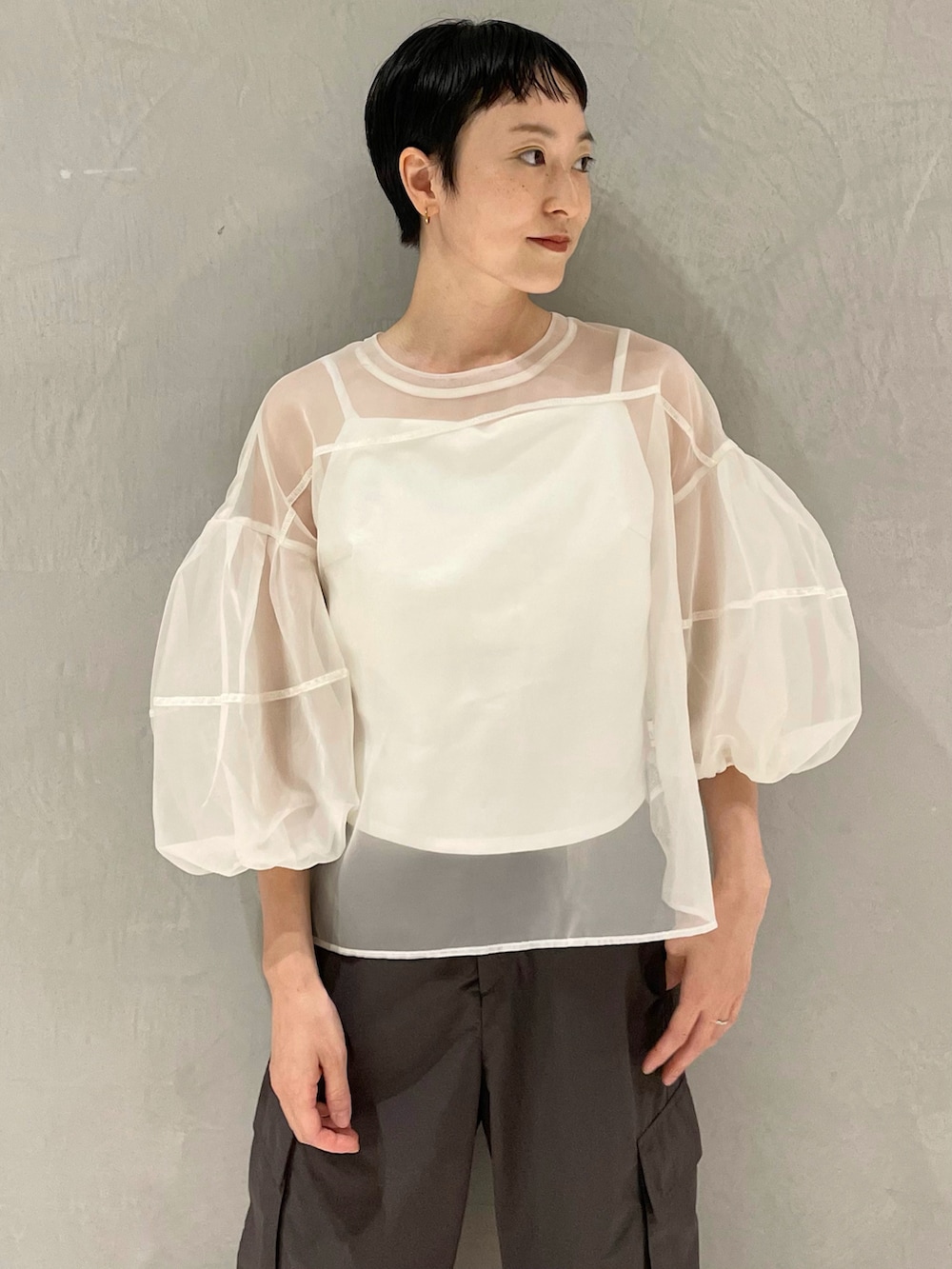 ホワイト系のTシャツ/カットソー、グレー系のその他パンツ、パープル系のスニーカーを着用したレディースの夏コーディネートの3枚目の写真