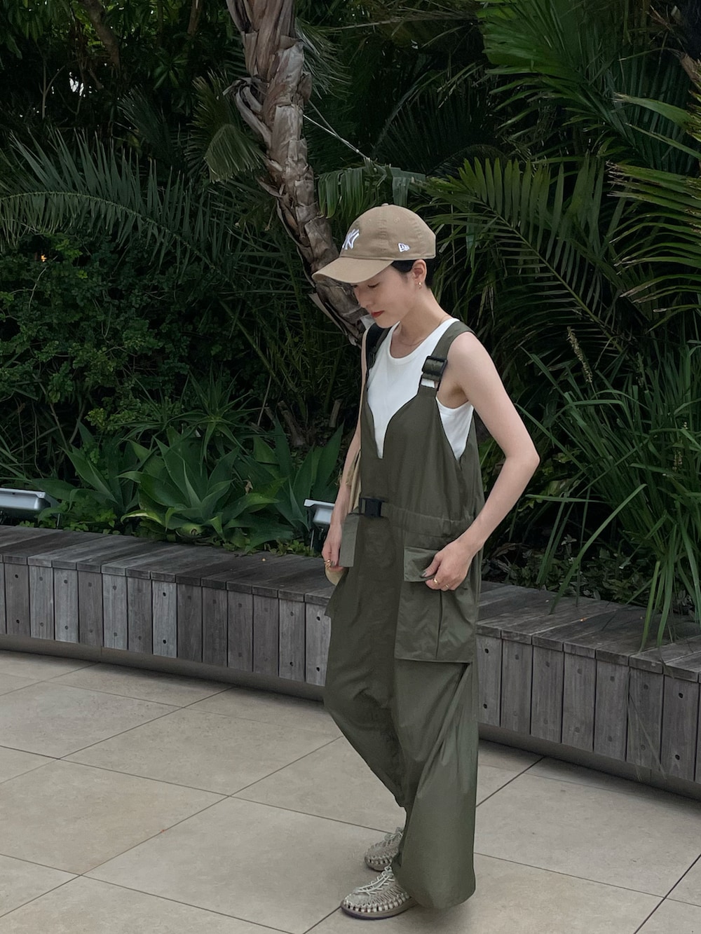 ホワイト系のTシャツ/カットソー、グリーン系のワンピース、パープル系のサンダルを着用したレディースの夏コーディネートの2枚目の写真