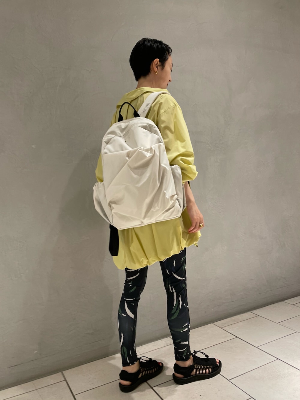 イエロー系のシャツ/ブラウス、ブルー系のTシャツ/カットソー、ブルー系のその他パンツを着用したレディースの夏コーディネートの2枚目の写真