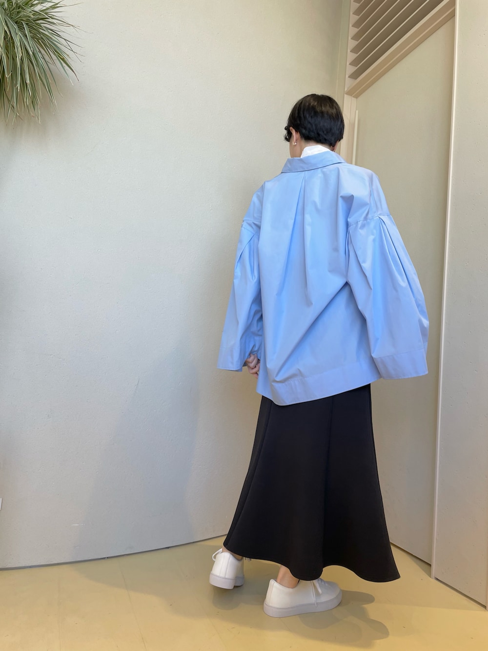 ブルー系のシャツ/ブラウス、ホワイト系のニット/セーター、ホワイト系のキャミソールを着用したレディースの春コーディネートの2枚目の写真