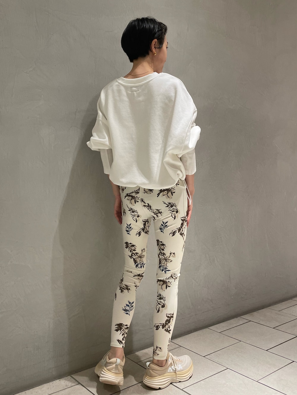 ホワイト系のTシャツ/カットソー、ベージュ系のその他アウター、ホワイト系のパンツを着用したレディースの秋コーディネートの5枚目の写真