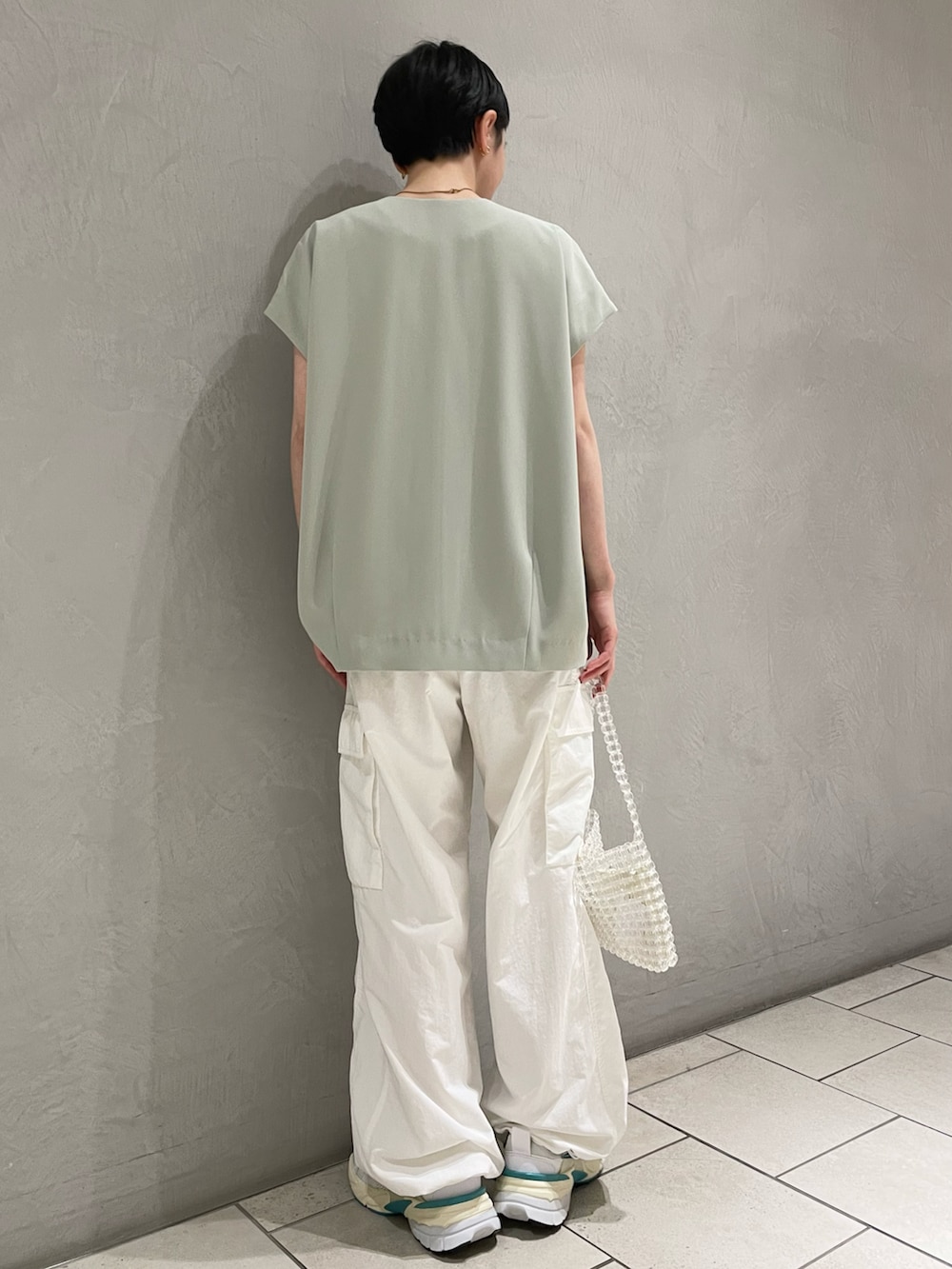 ホワイト系のタンクトップ、グリーン系のワンピース、ホワイト系のその他パンツを着用したレディースの夏コーディネートの2枚目の写真