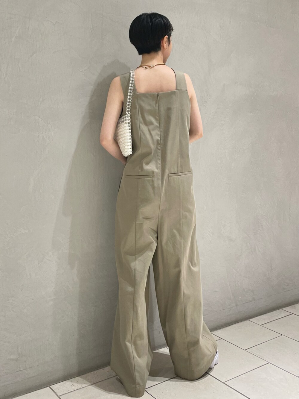 ホワイト系のカーディガン/ボレロ、その他のハンドバッグ、グリーン系のサロペット/オーバーオールを着用したレディースの夏コーディネートの5枚目の写真