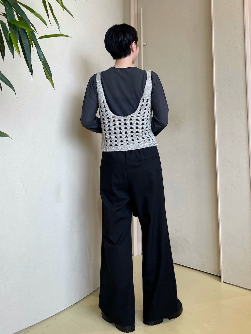 ブラック系のニット/セーター、ブラック系のTシャツ/カットソー、ブラック系のスラックスを着用したレディースの秋コーディネートの4枚目の写真