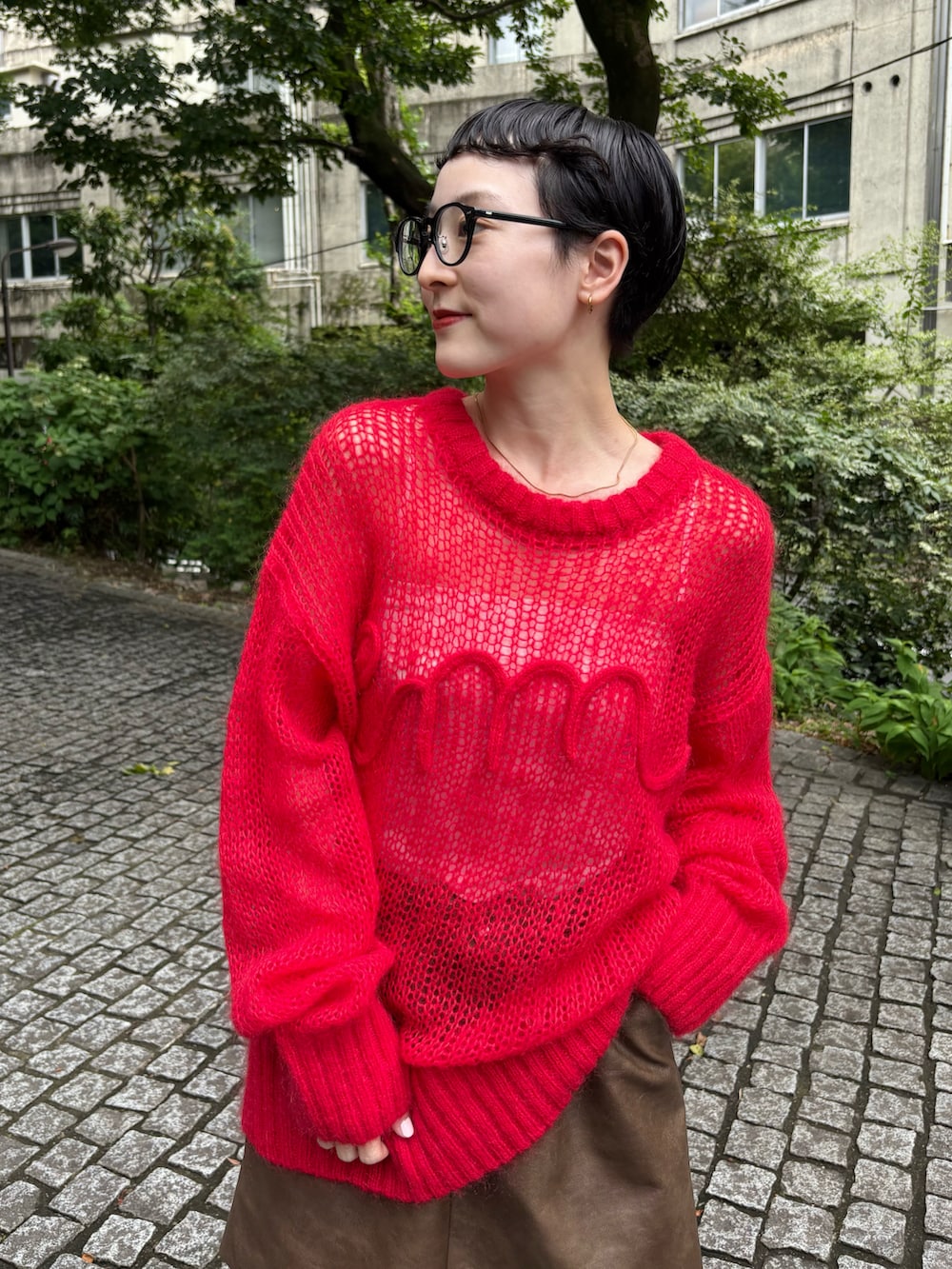 ブラウン系のブルゾン、レッド系のニット/セーター、ブラウン系のスカートを着用したレディースの夏コーディネートの4枚目の写真