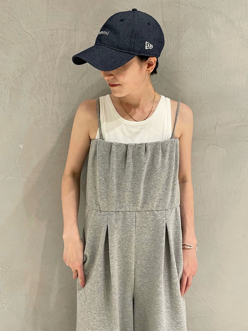 ホワイト系のTシャツ/カットソー、グレー系のつなぎ/オールインワン、ホワイト系のバックパック/リュックを着用したレディースの春コーディネートの4枚目の写真