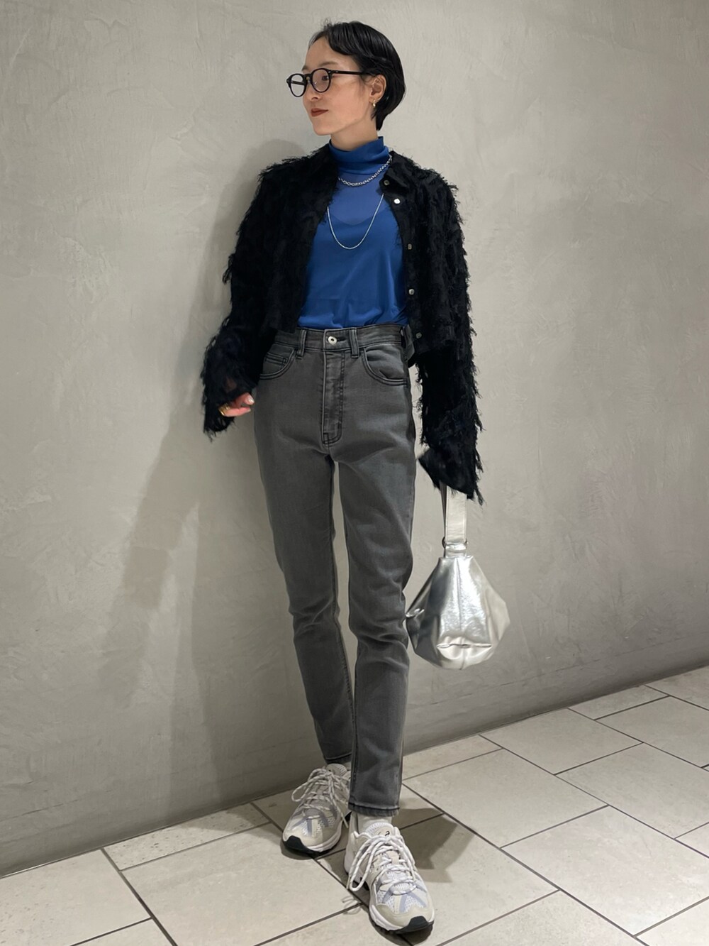 ブラック系のシャツ/ブラウス、ブルー系のTシャツ/カットソー、ブラック系のパンツを着用したレディースの冬コーディネートの2枚目の写真