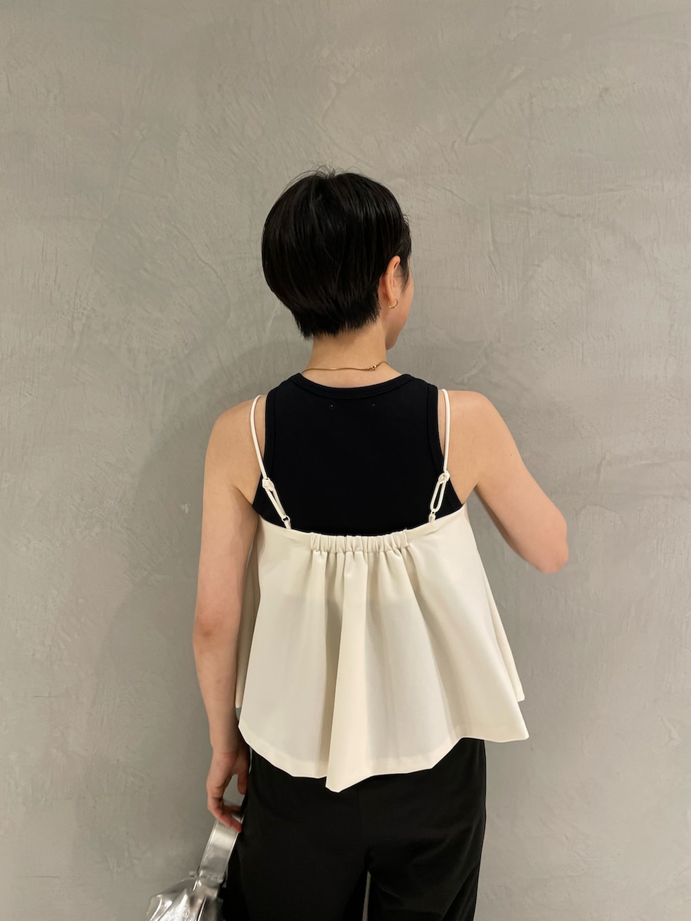 ブラック系のタンクトップ、ホワイト系のキャミソール、ブラック系のその他パンツを着用したレディースの夏コーディネートの4枚目の写真