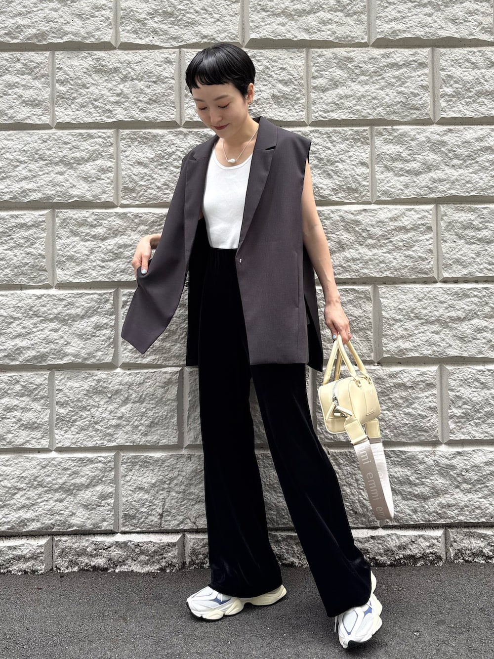 ホワイト系のタンクトップ、グレー系のその他アウター、ブラック系のその他パンツを着用したレディースの夏コーディネートの2枚目の写真