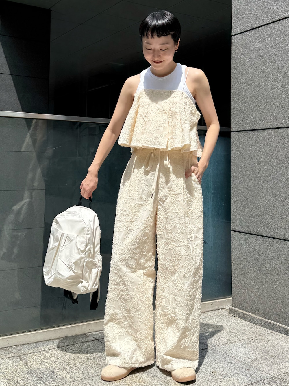 ホワイト系のTシャツ/カットソー、ホワイト系のシャツ/ブラウス、ホワイト系のその他パンツを着用したレディースの夏コーディネートの2枚目の写真