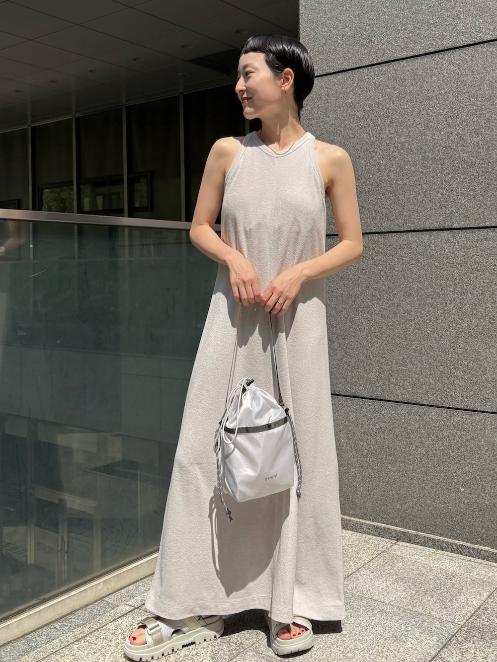 グリーン系のシャツ/ブラウス、グレー系のワンピース、グレー系のショルダーバッグを着用したレディースの夏コーディネートの2枚目の写真